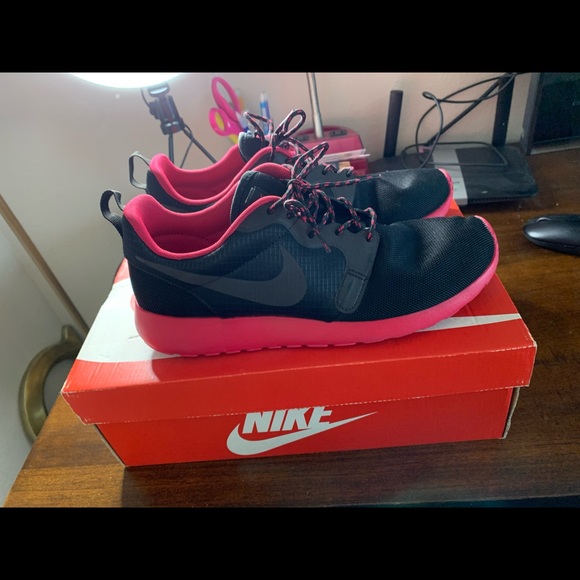 black and pink nike roshe